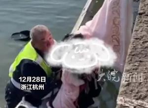 杭州西湖断桥一游客失足落水，保安与岸上游客合力救回，目击者：天很冷 大叔毫不犹豫就跳下水