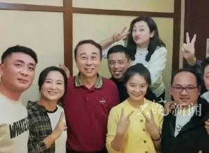 贾玲为67岁恩师冯巩庆生，曾表示“冯巩是我一生的贵人”，贾玲毕业后的一年 冯巩带她四处演出