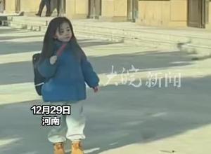 小女孩偷偷买烤肠吃 刚拿到嘴边就被妈妈发现了 网友：又想骗我生女儿
