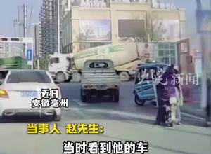 三轮车失去重心险些侧翻,过路司机一路小跑将车扶正 奔驰车主：我在车里给你一顿夸