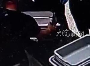 成捆现金塞满行李箱！男子带百万美元入境被查，折合人民币超760万元