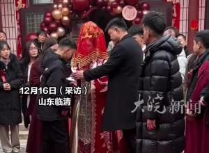 弟弟主动要求背姐姐出嫁，控制不住情绪 眼含热泪，摄影师：挺感动 血浓于水的手足之情