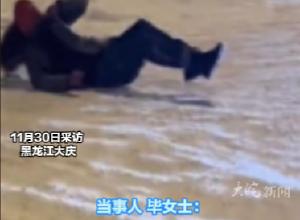 东北大哥酒后躺在雪地上睡着 
女子下车救人 嗷一嗓子中气十足 
当事人:气温近-10℃ 他还带水果来感谢 我才24岁 网友们评论太好笑了