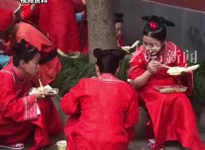 横店群演春节期间涨薪，135元10小时涨至160元10小时，年三十到初三按135元工的3倍计算