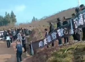 32岁重庆小伙广东救人时牺牲 获颁省市见义勇为抚恤金共计120万元 家乡父老迎接英雄骨灰的队伍绵延数里 