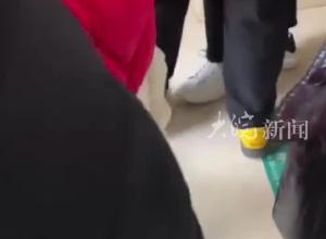 “蛇钞”兑换首日年轻人也一早来排队！ 有人转手就卖最高溢价150%！