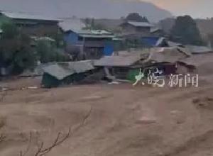 缅甸一矿坑泥塘塌陷引发泥石流  多人失联