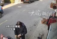 男子準備停車時電動車突然失控 原地旋轉了5圈才停下來 修車店老板：擋風被纏住把手
