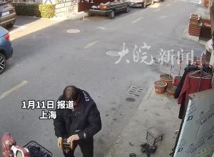 男子准备停车时电动车突然失控 原地旋转了5圈才停下来 修车店老板：挡风被缠住把手
