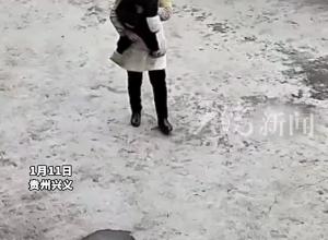军娃对着家中监控一遍遍地喊“爸爸”，听到回应后非常开心。向军人家庭致敬！