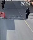 “偷狗賊”飛車沖卡瘋狂逃竄，金寨警方設卡抓捕