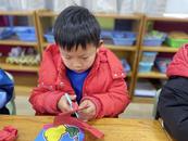 合肥市庐阳区双岗街道窦小桥社区开展童乐学堂“新春到来百花开 福气满满一纸剪”新春剪纸活动  