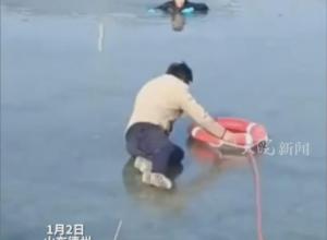 老人不慎落入冰窟中 
村支书听见呼救后立即下去救人 
获救后老人下跪道谢