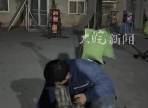 当古老的打铁花技艺与现代电钻相遇 火花飞舞，浪漫满溢！ 传承与创新，也在这一刻完美融合 网友：这就是中国工匠的浪漫！
