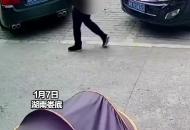 小女孩一路小跑險些被撞 退伍老兵眼疾手快一把拉回
