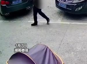小女孩一路小跑险些被撞 退伍老兵眼疾手快一把拉回
