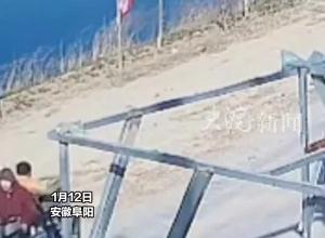 三轮失控 4名儿童冲向河沟，2人自救 2人水中挣扎，厂房老板狂奔而来连救两娃
