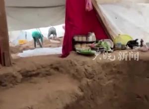 为了抵御寒冷 躲避空袭，加沙流离失所者在帐篷下挖坑居住，“如果爆炸 这里就会变成我们的坟墓”