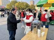 春运开启，合肥站为清晨赶车旅客提供爱心早餐
