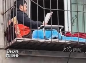 “寒窗苦读”具象化了 
自律的小朋友已经开始 做寒假作业了