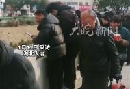 湖北大冶有人往河里撒錢  當地回應：已介入處置 當事人患有精神疾病
