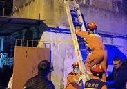 老人從3樓跌落2樓平臺  蚌埠一醫生克服恐高癥登高救人