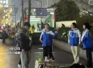 为患病同学筹集医疗费 成都一初中学生上街义卖手工品 全场商品价格不超5元