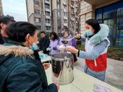 合肥义城街道龙咀湖社区：腊八携手送暖，社区温情满溢