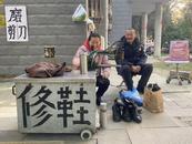 风雨无阻！合肥7旬夫妇坚守修鞋摊，传承手艺温暖小区居民