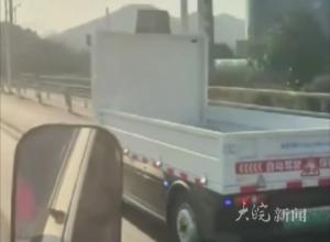 网友路遇“无人驾驶货车” 
没有车头 只有平板车厢上路跑 
