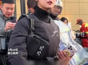 网发偶遇下班路上的“兔子警官”  端庄大气 活泼可爱 亲和力拉满