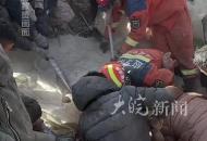 震后重生：廢墟中救出的母子 來了很多人來搶救我們 “以后也要當兵 為人民服務”
