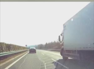 后车正欲变道超车 前车忽打双闪警示 
两秒后 后车司机发现旁边车道有障碍物
 “出差在外感觉很温馨”  
