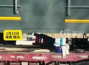 “自驾游玩出了新高度”  15人带卧铺从辽宁到海南 货车驮“火车”后面再跟三辆车