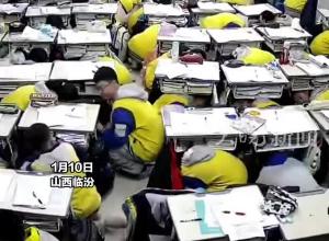 山西临汾4.1级地震发生时，腿脚不便男生主动退到一边，三位不同班级同学把他拽回背下楼，“不想成为冷漠的人 想和雷锋一样”