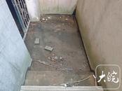 合肥一小区楼栋渗水 现场还能听到水流声 物业回应：系排水管道泄露所致