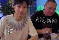 男子硬核展示什么是幸福，四世同堂，其樂融融！網(wǎng)友：小伙子趕緊結(jié)婚，來個(gè)五世同堂
