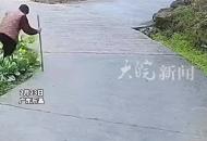 90歲留守老人自己摘菜煮飯不慎摔倒，當她只能選擇默默躺在地上的時候，70歲的老人顫顫巍巍抱起了她…….