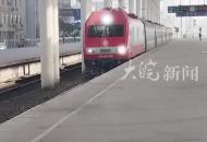 為了讓更多人早點回家過年 綠皮車“老大哥”再上陣 定員1304人，全程送了2600多人