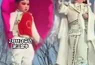 3歲小女孩參加抬閣巡游 在空中犯困，睡得東倒西歪 孩子媽媽：“翅膀扇累了，游一圈要倆小時”
