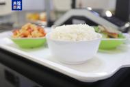 去年5月以來，全國各地共投入103億元改善學校食堂
