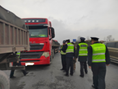 四市聯動治超13臺超限車輛被查
