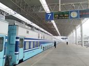 “湖藍”雙層火車K8418次最后一次通過蚌埠站