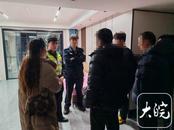 14歲男孩賭氣離家出走尋網(wǎng)友，高速交警及時(shí)攔截交給父母