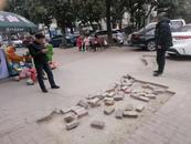 合肥蕪湖路街道南園社區(qū)：修復破損行道磚 “腳下安全”有保障 