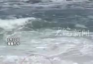 女孩在沙灘玩耍時突然被大浪卷進海里 母親施救被困 小哥頂著浪連救2人 白衣小哥：退伍軍人的本能