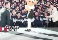 小女孩獻花后沒看到對方伸出的手 臺下男生及時上前握手化解尷尬 網友：這正是教育的意義！
