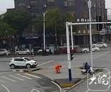 環衛工拾到15000元現金  寒風中等失主半小時
