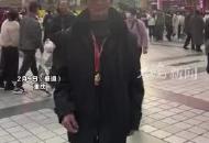 90歲抗美援朝老兵旅游遺失勛章孫女心疼爺爺：爺爺心情低落 寢食難安