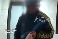 主人不在家，狗子自己開門熱情迎接外賣員，小哥一邊害怕地不停喊“哎呀”，一邊不斷地夸狗子“真棒”